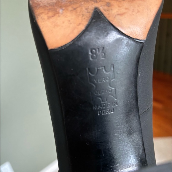 John Fluevog, US 8.5, black, fully leather matt 3”pump, w/ patent leather heel. - Picture 7 of 7